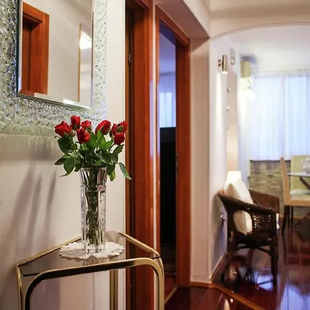 Sunny Near In Apartment *