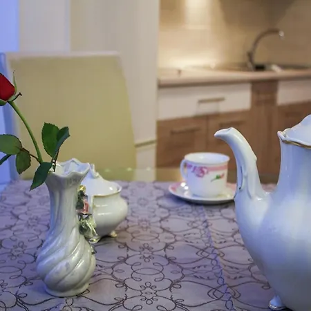 Sunny Near In Apartment *