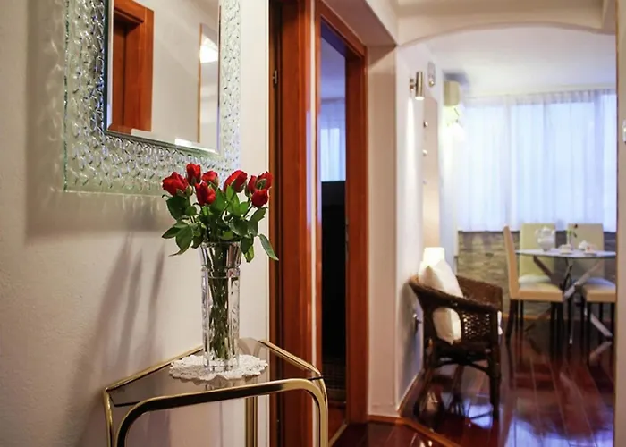 Sunny Near In Apartment *