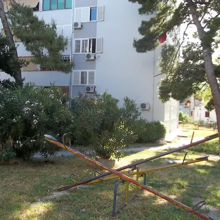 Sunny Near In Apartment Split