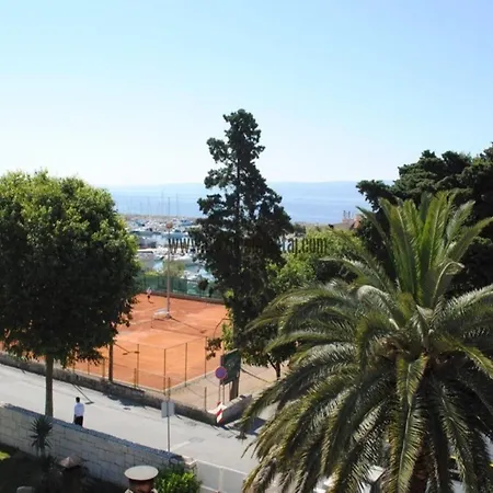 Sunny Near In Apartment Split