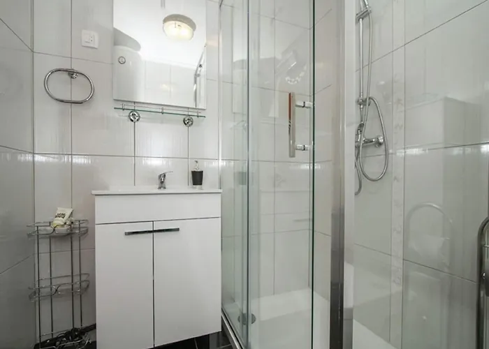 Sunny Near In Apartment *