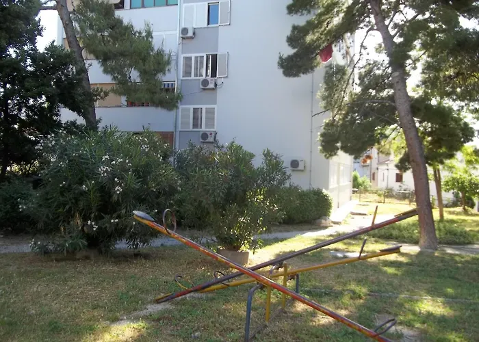 Sunny Near In Apartment Split